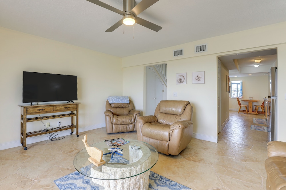 Oceanside: Beachfront Fort Pierce Retreat view 5