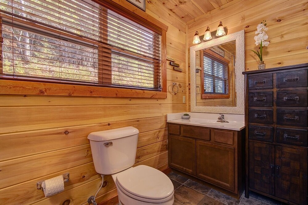 Mountain Romance - 1 Bedrooms, 1 Baths, Sleeps 4 Home by RedAwning