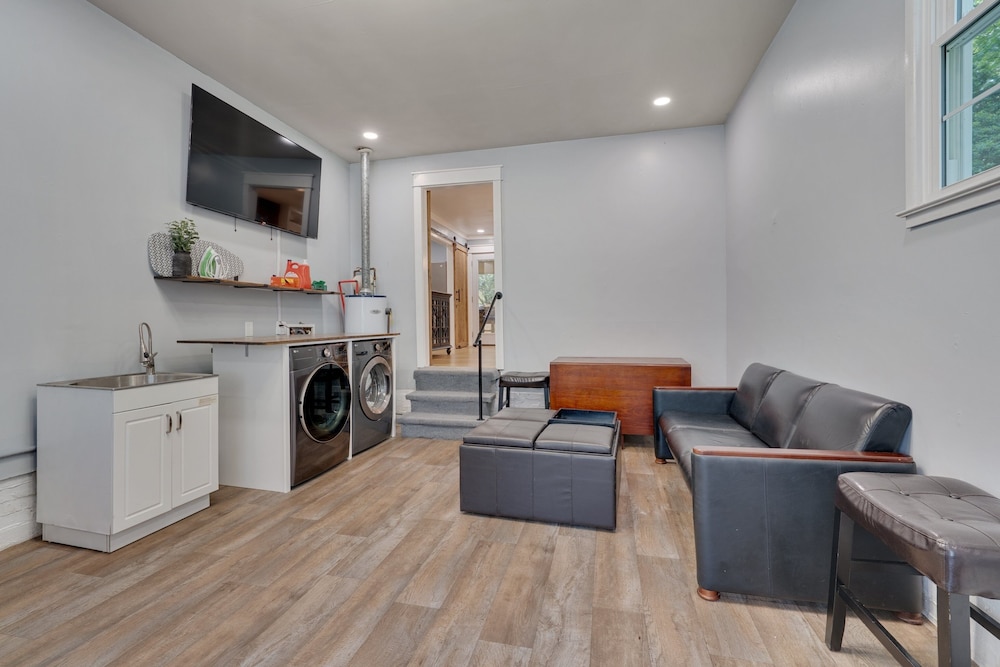 Relaxing Retreat Near North Hills & Downtown 3 Bedroom Home
