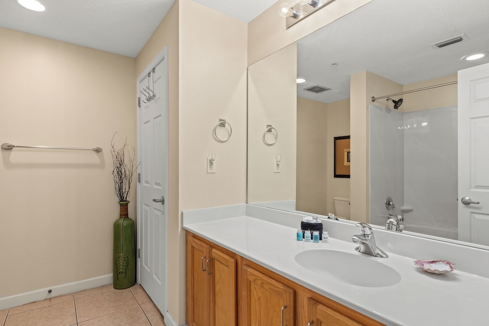 Beachfront Bliss Awaits: 2-bed, 2-bath Condo at Sterling Reef - Sleeps 6!