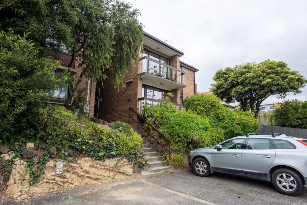 Well-appointed Sunny 2 Bedroom Apartment in Northcote With Parking