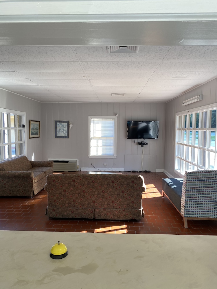 Colonial Manor Motel - Property Image 3