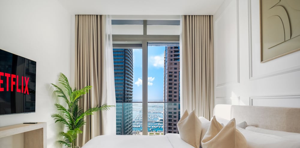 LUX The Marina Gate Sea View Suite