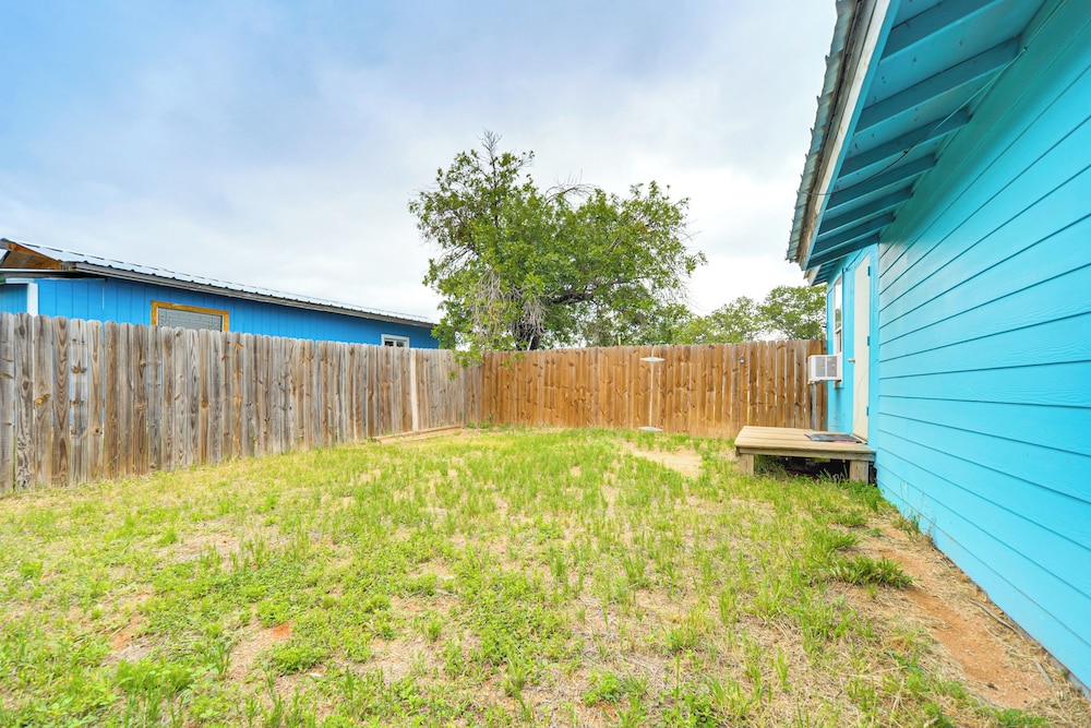 Walk to Lake Buchanan: Cottage Near Wineries!