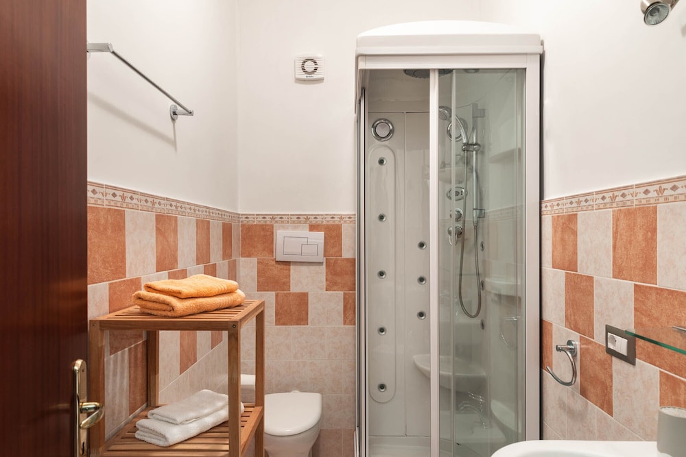 Bb La Mortella With Pool en Roccadaspide — bathroom