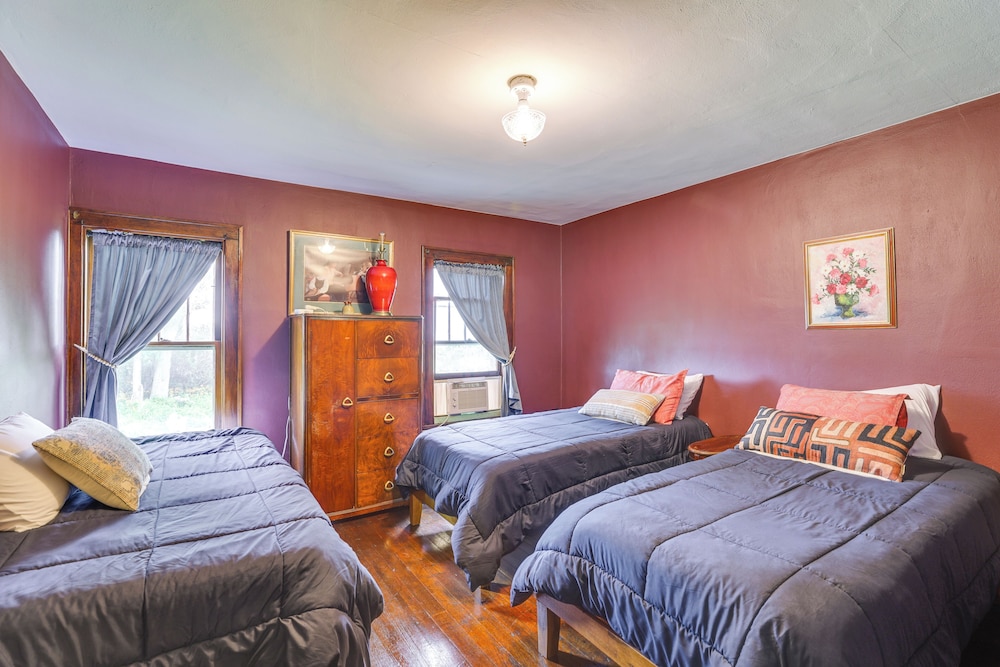 Group Getaway: Luxe Farmhouse in Mt Horeb!