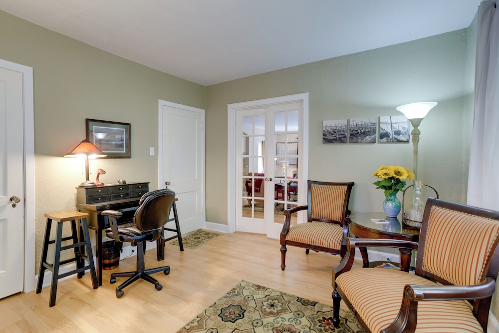 Yard & Grill: Centrally Located Denver Retreat!