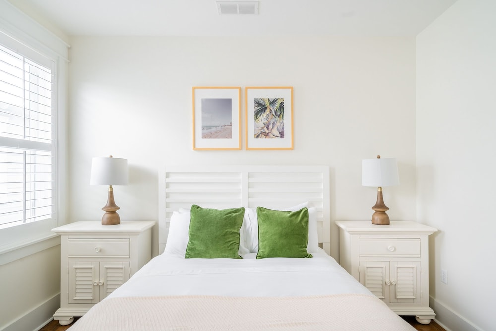 Pearl by Avantstay Idyllic Seaside Getaway w 2 Large Decks Lush Garden