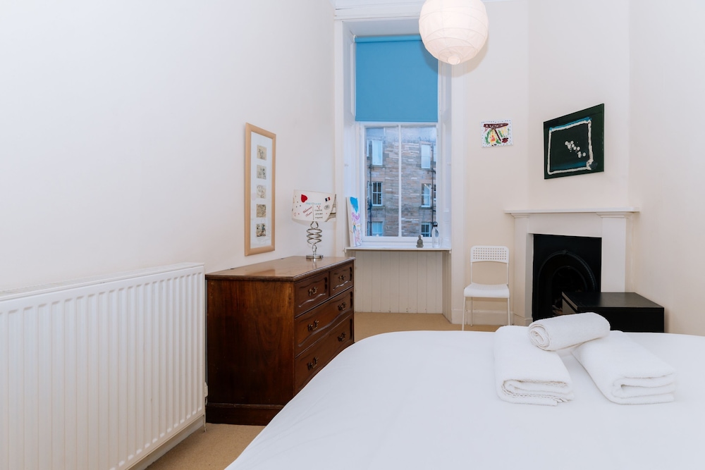 Spacious 4 Bedroom Apartment Near The Meadows/old Town view 3
