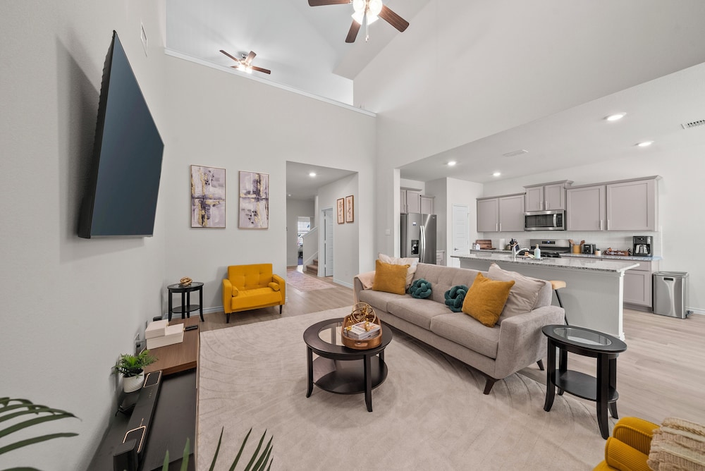 Luxurious 4-Bed Home in Aubrey TX