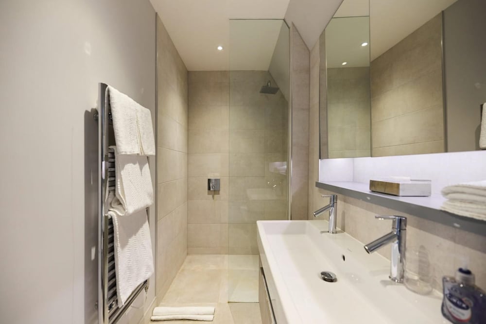 The Avery Hideout - Spacious 3bdr House With Rooftop Terrace