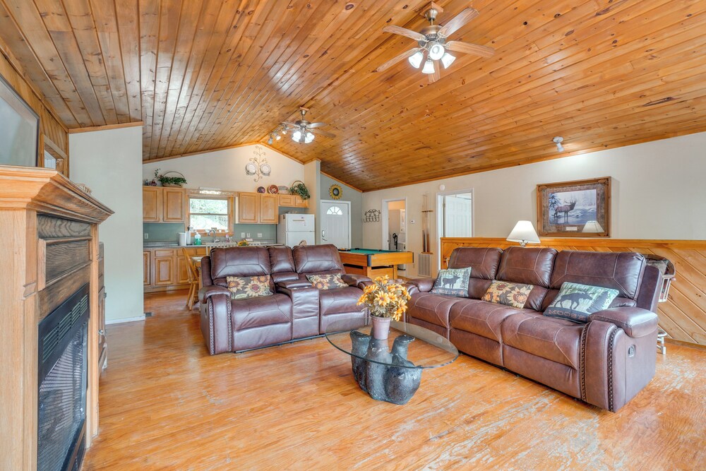 Resort Cabin With Private Hot Tub!