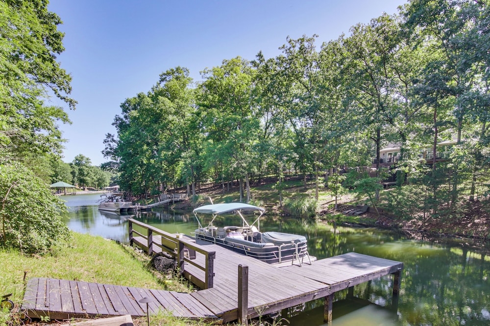 Boat Dock & Movie Theater: Lake Wylie Retreat!