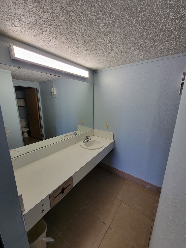 Travelodge by Wyndham Clovis view 5