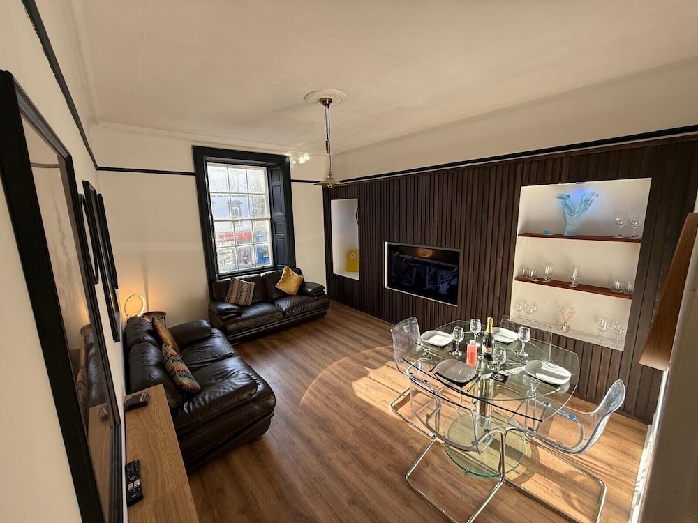 Ayr Town Centre Apartment - 3 Bedrooms