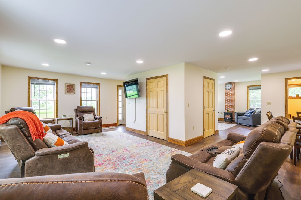 Mountain & Sunset Views: Upstate Family Home