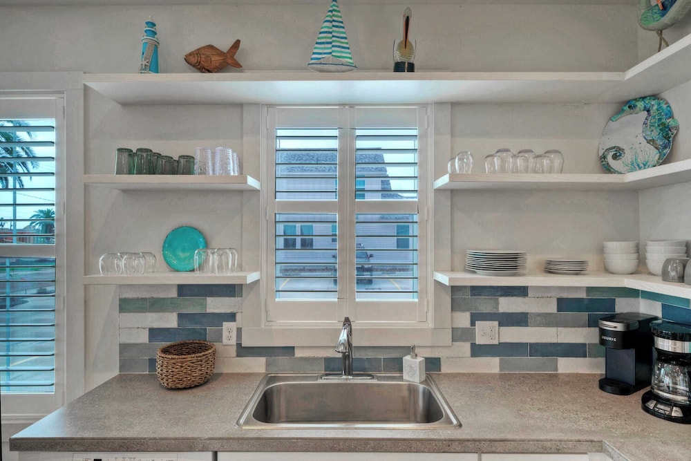 Sleeps 20 2 Homes in Mercer Village w/ Pool Heart of Old Town, Walkable