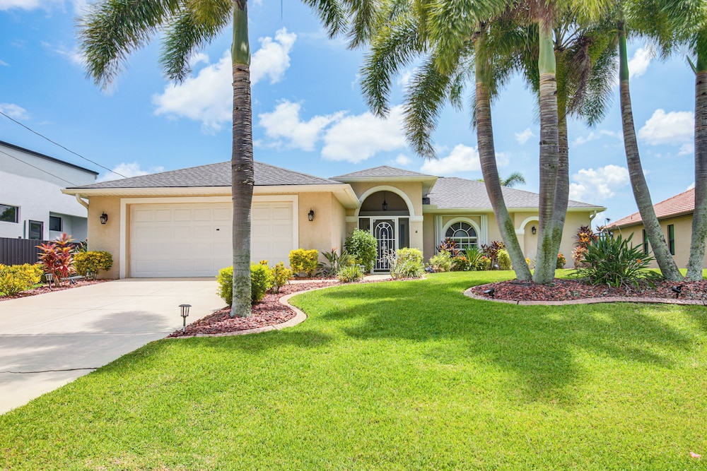 Game Room & Hot Tub: Easy Cape Coral Adventures