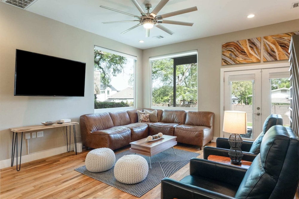 Newly Built Poolside Home w Balcony BBQ