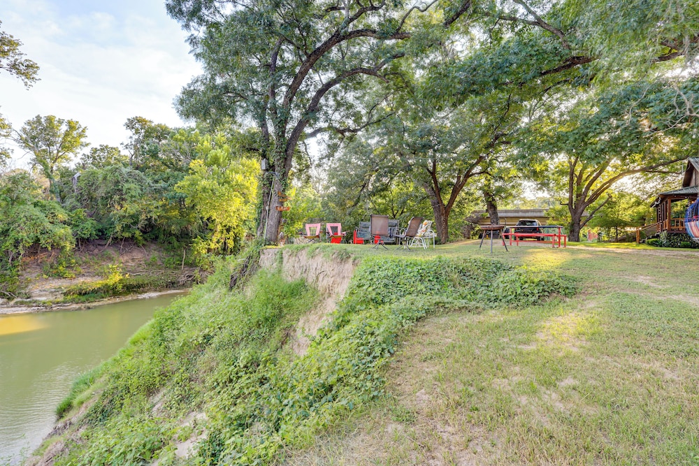 Private Pool: Fun Riverfront Retreat in Hamilton!