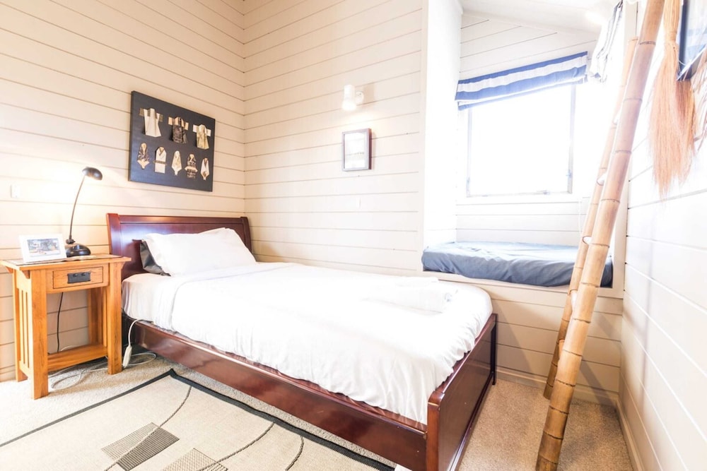 Harbour and Coastal 3 Bedroom Home With Path Views view 5