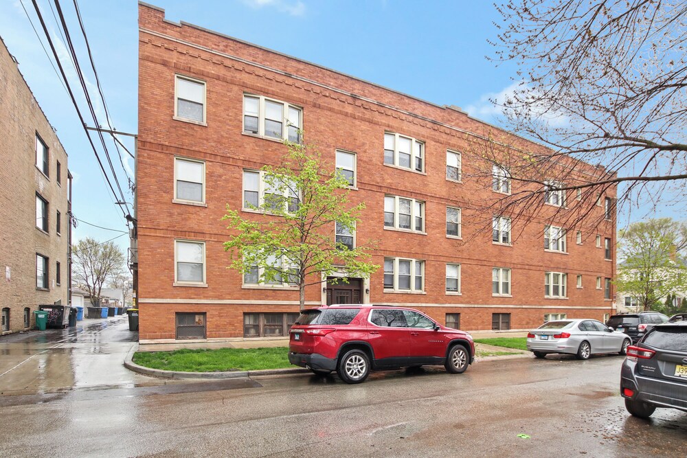 Cozy 2BR in Chicago - Roscoe 08-1W
