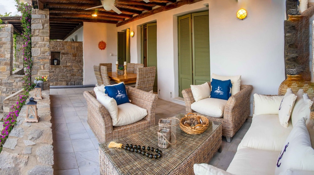 Villa Suerte in Paros view 2