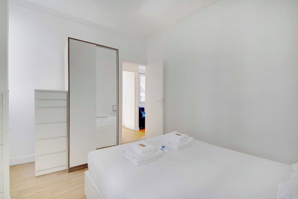 Cozy Apartment 2bdr/5p - in the Heart of Suresnes