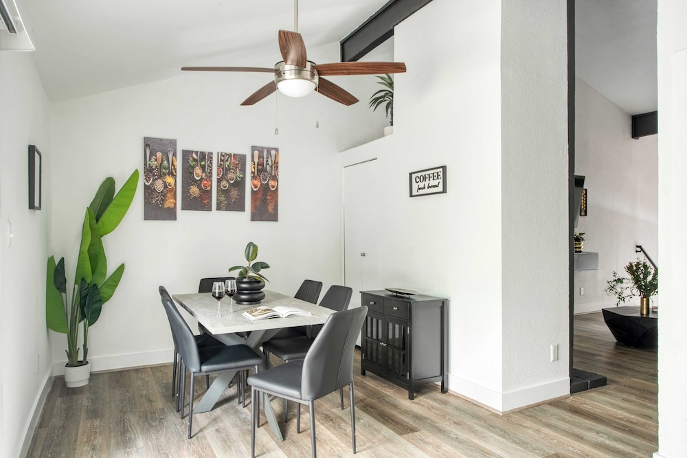 Austin Escape, Prime Location + Shared Yard Oasis Fairlawn Buyout by Avantstay
