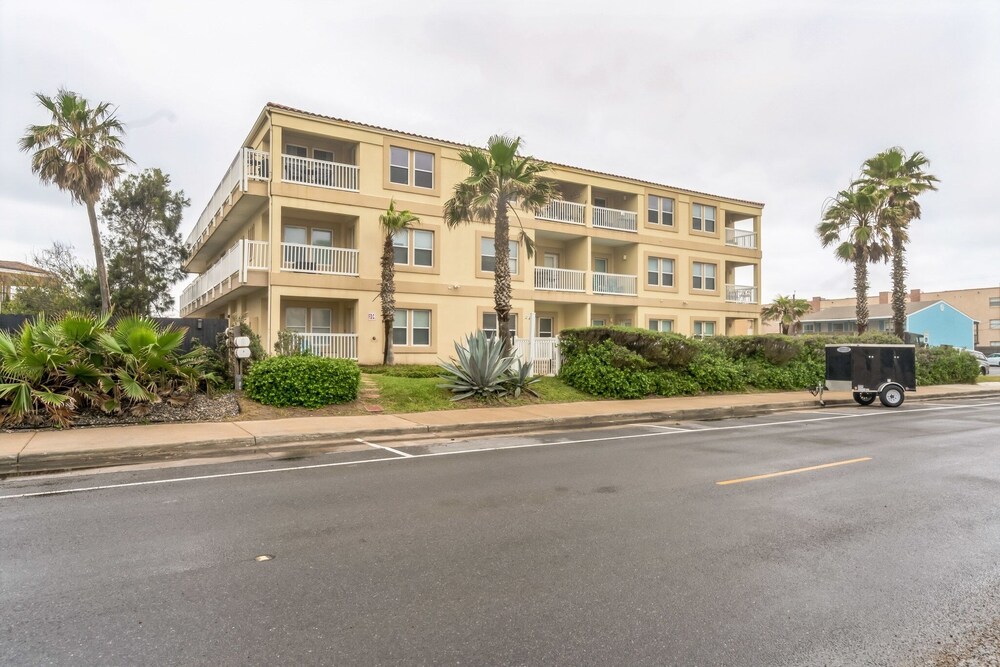 129 E Cora Lee Dr. #203 2 Bedroom Condo by RedAwning view 5