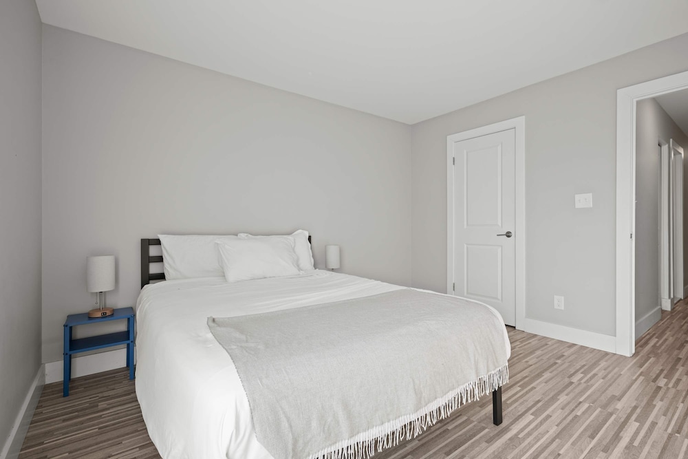 Spacious 2BR 2BA Apartment in the City
