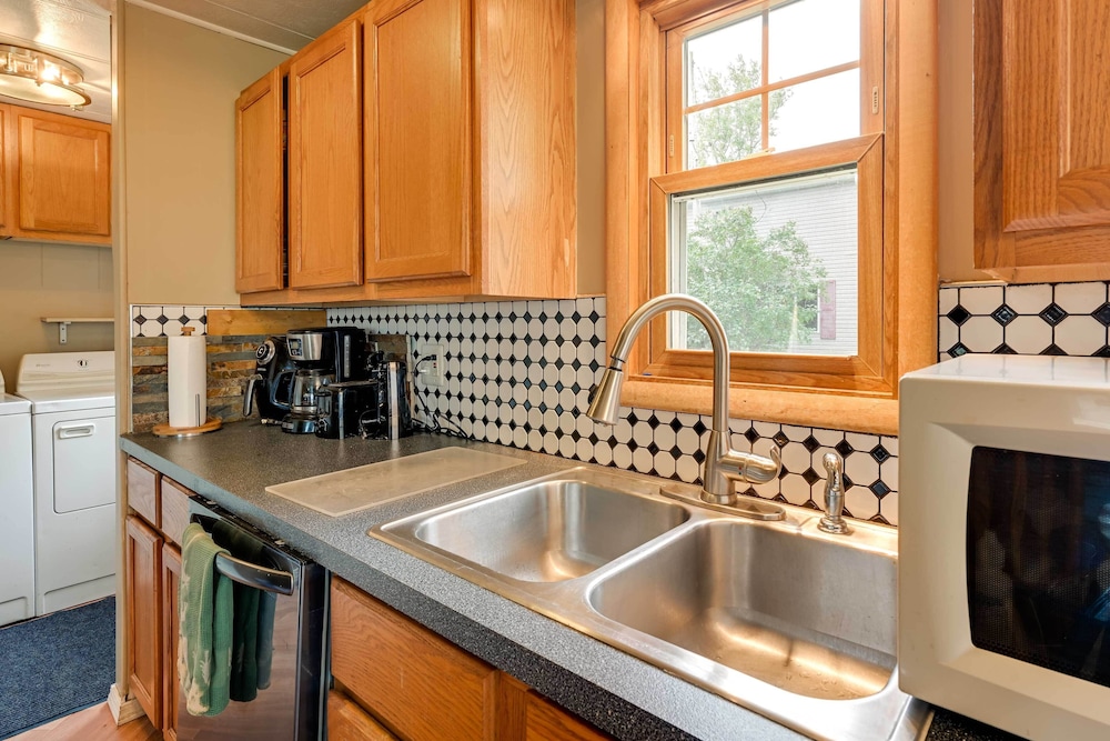 Cozy Bay City Abode w/ Deck & Fire Pit, Near Lakes view 4