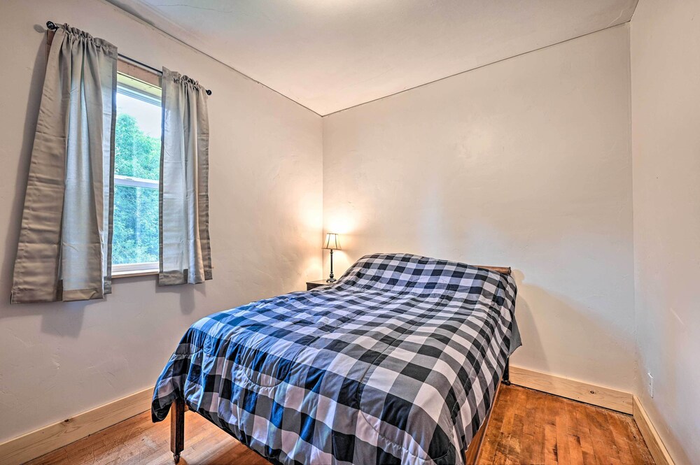 Remodeled Cecil Farmhouse, Near Shawano Lake! view 5