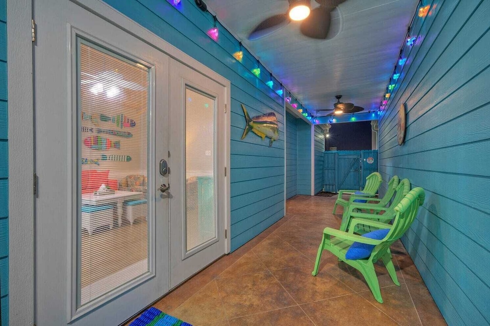 Sleeps 18 2 Beach Homes w/ 2 Pools, Playground, Covered Patios Pirates Bay