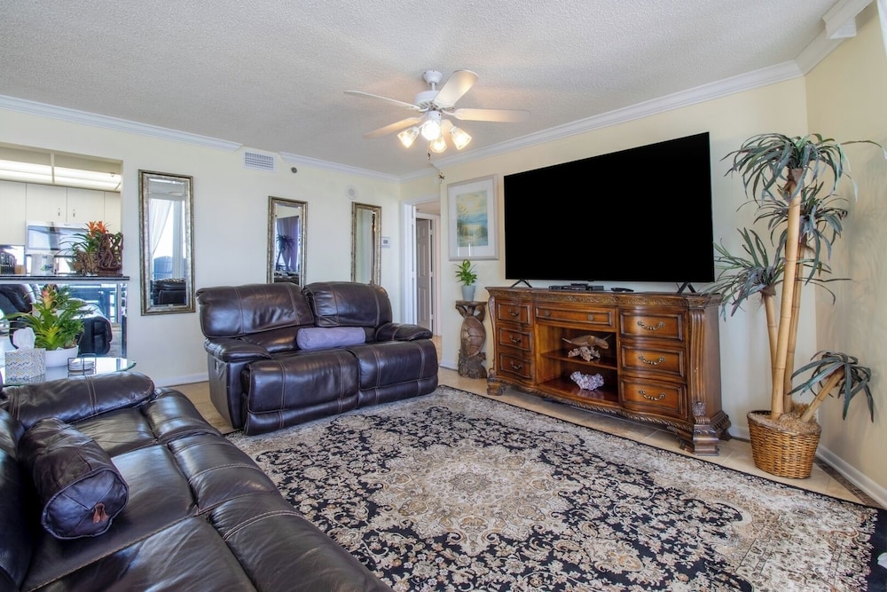3BR Gulf-front Luxury w/ Pool Bar & Spa Baths
