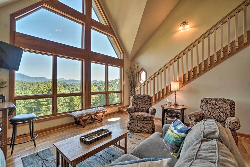 Hilltop Home w/ Panoramic Forest & Mountain Views!