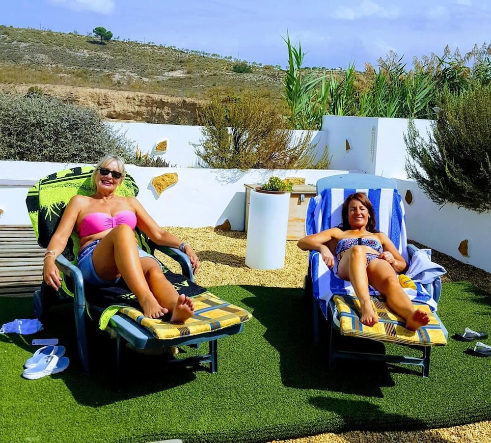 2-bed Villa Sleeps 5 - Private Pool & Free Parking