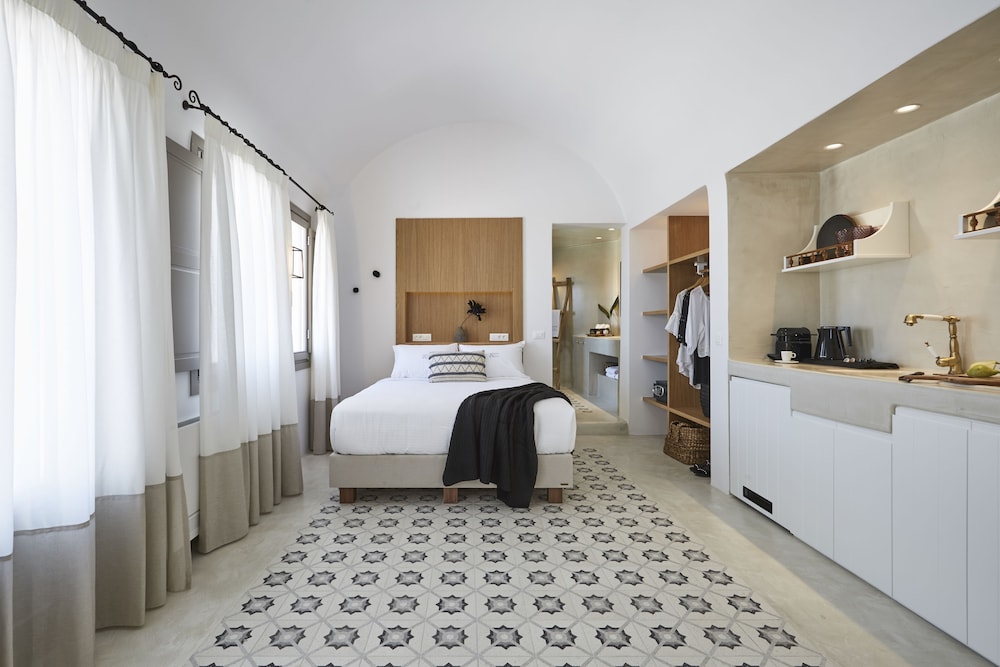 White and Co. La Torre Suites