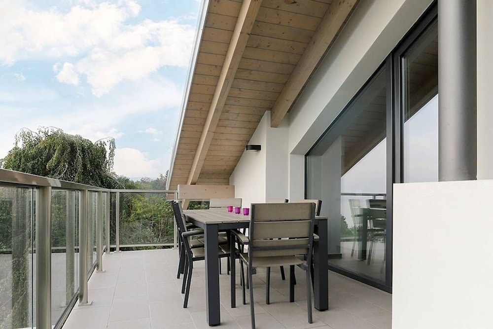 Stunning Family Friendly Italian Lakes 3 bed Villa With Pool, Wifi, Bbq, Lake Views view 3