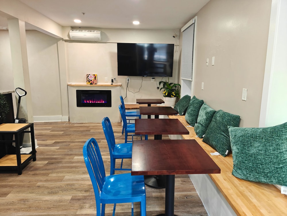 I Street Capsule Hostel