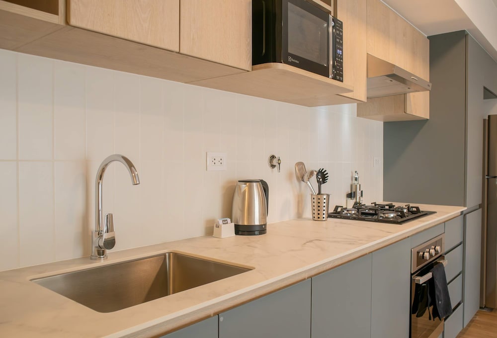 w Inviting 2BR w Balcony in Lively Miraflores