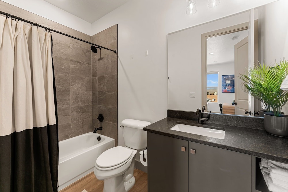Country Is Cool Again 5 Bedroom Townhouse