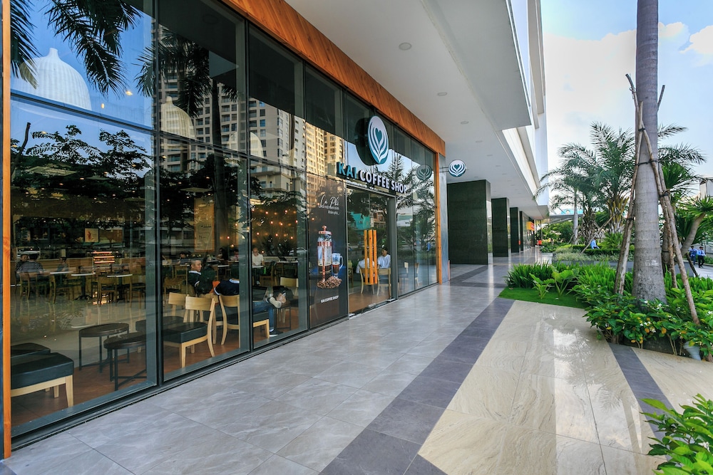 RIVERGATE apartment infinity pool & Gym