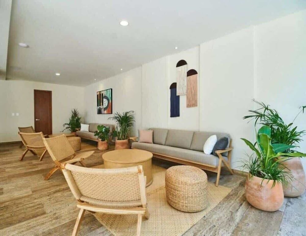 2 BR Amazing Pool Top Amenities Wifi 2FL Gym