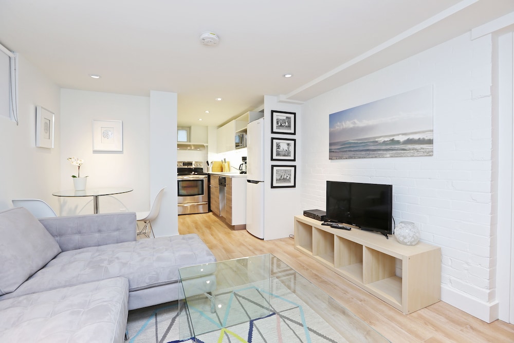 Applewood Suites - Executive Basement