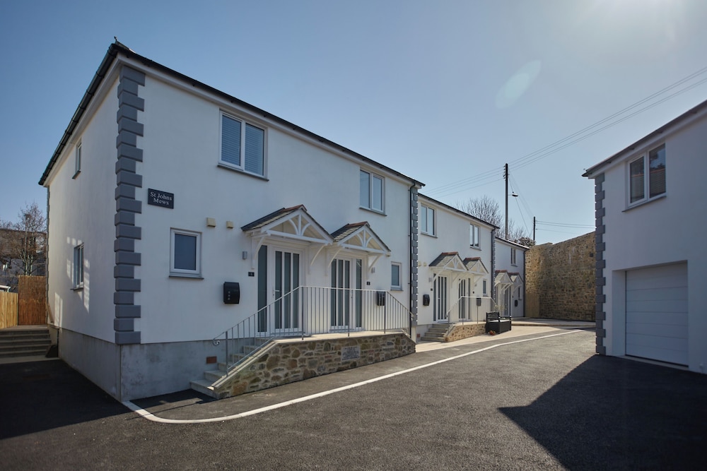 2022 Modern Home In Central Hayle With Parking