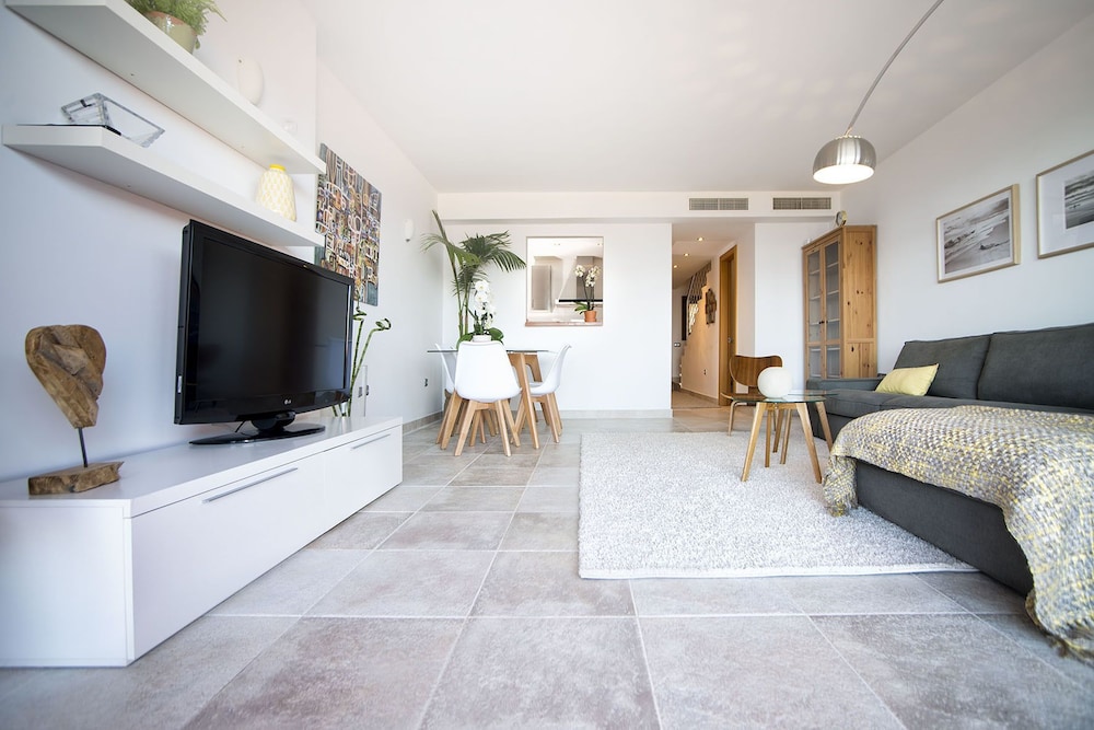 Penthouse M Reserva del Higueron 3 BEDROOMS. TRANSFER to the Beach and Train station. JACUZZI. WIFI. 2 PARKING. 2 SWIMMING POOL