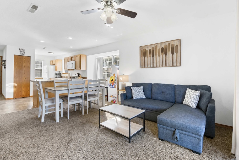 Scenic Lakeview Stay for 5!
