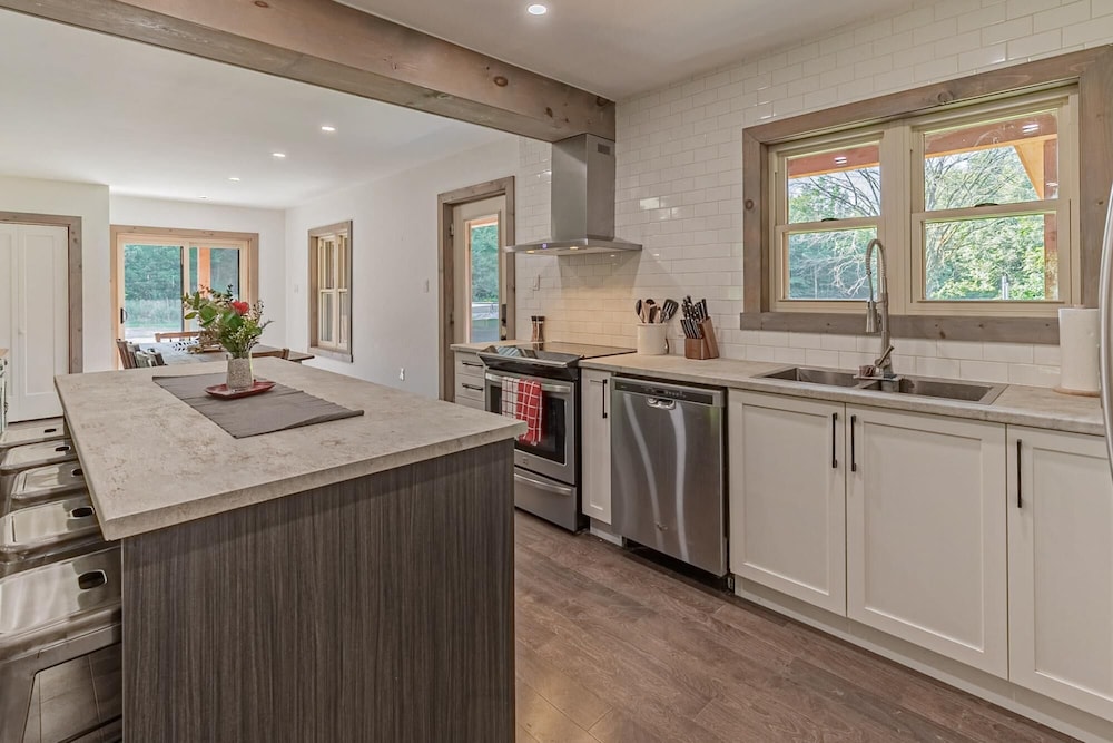The Corzo - Modern Farmhouse With hot tub