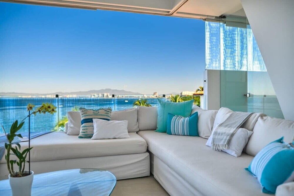Luxurious 2BR Condo - Amazing Ocean View - Pool